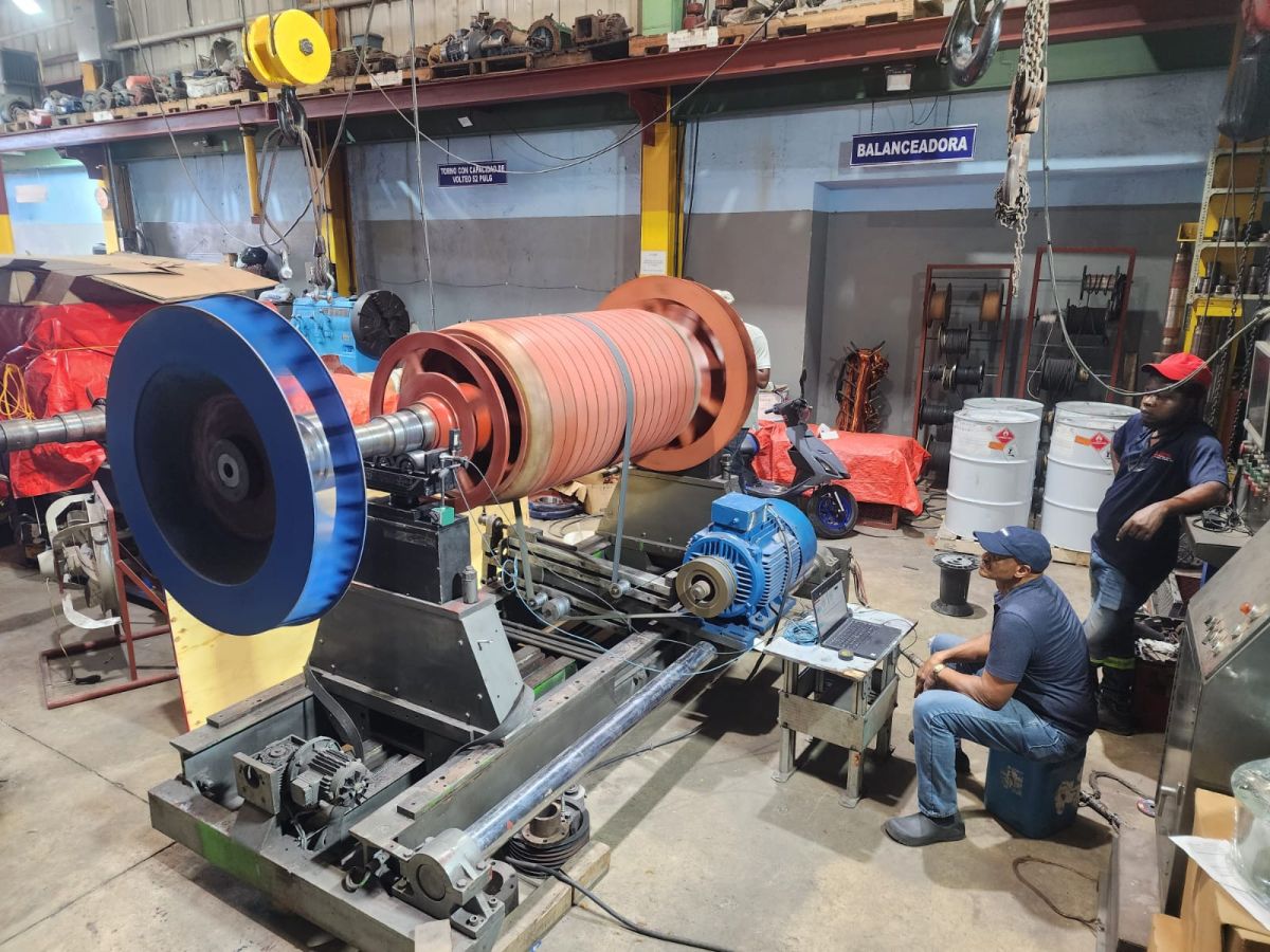 Rotor en proceso de balanceo dinámico en el taller