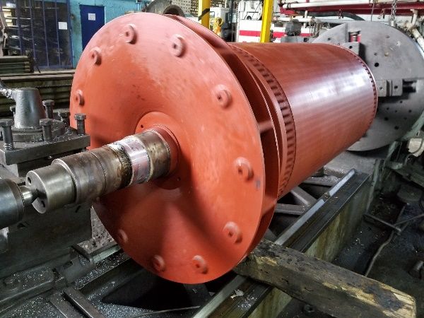 Rotor de motor industrial en reparación